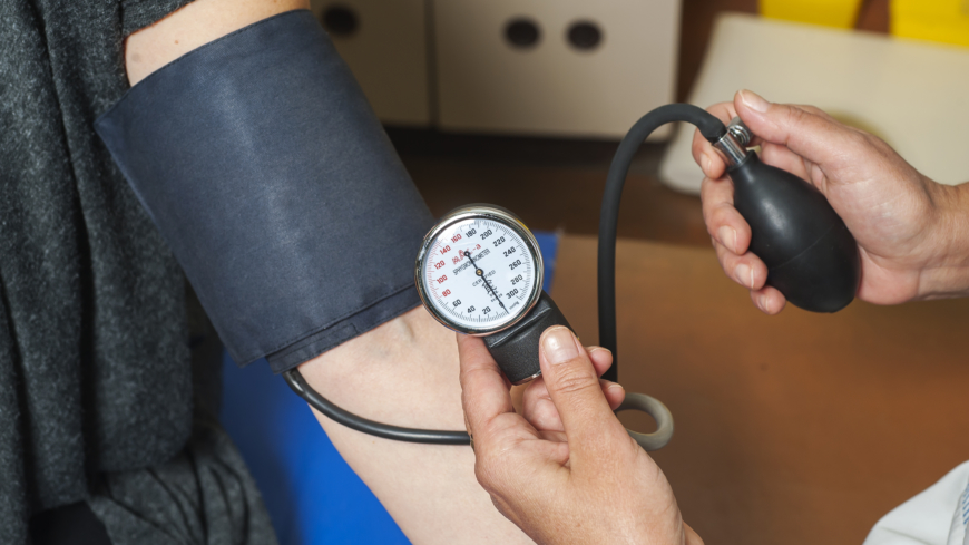 Skolhälsovården, primärvården och företagshälsovården måste bli bättre på att rutinmässigt mäta blodtryck och erbjuda urinprov. Foto: Shutterstock